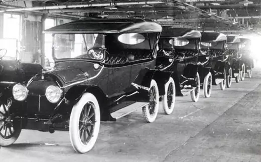 Dubbed by Henry Ford as the “universal car,” more than fifteen million Model Ts are built and sold between 1908 and 1927. Courtesy Library of Congress