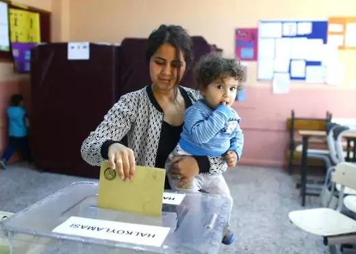 Turkey_woman_voting_RTS12HRM