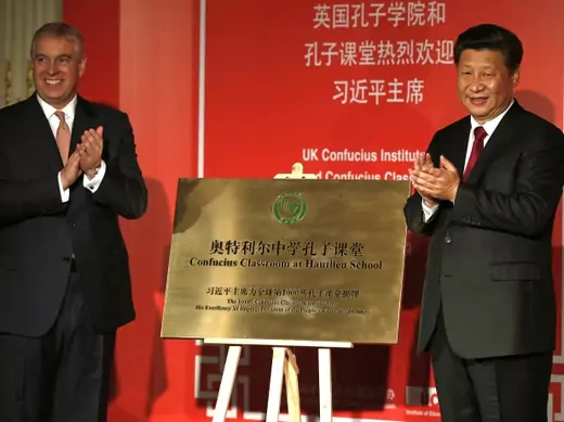 President Xi Jinping unveils a plaque during a Confucius Institute event in London.