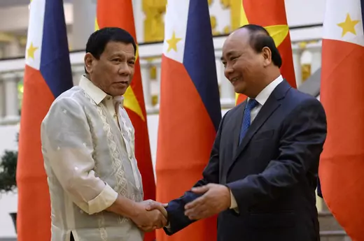 Philippines' President Rodrigo Duterte (L) shakes hands with Vietnamese Prime Minister Nguyen Xuan Phuc as they meet at Phuc's Cabinet Office in Hanoi on September 29, 2016