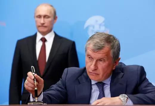 Russia's President Vladimir Putin (back) and Rosneft CEO Igor Sechin attend a signing ceremony at the St. Petersburg International Economic Forum 2014 (SPIEF 2014) in St. Petersburg, Russia, May 24, 2014. 