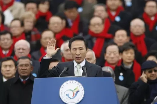 Lee Myung-bak takes his inaugural oath before the South Korean parliament. 