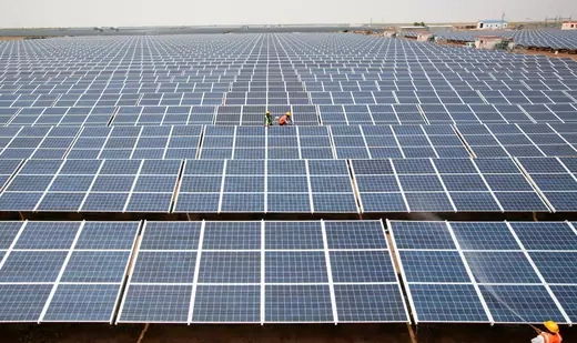 Workers install photovoltaic solar panels at the Gujarat solar park under construction in Charanka village, in Patan district of the western Indian state of Gujarat, India, April 14, 2012. 