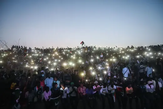  Sudanese protesters open their smartphones lights as they gather for a "million-strong" march outside the army headquarters in the capital Khartoum on April 25, 2019.