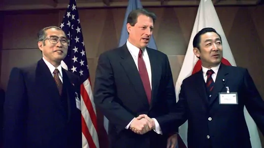 Al Gore shakes hands with Ryutaro Hashimoto. 