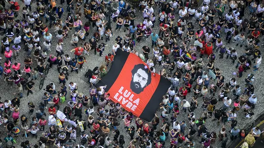 Freedom for Lula is written on a poster during a demonstration against the extreme right-wing candidate Bolsonaro. The ex-military is the favorite in the presidential election, since a court banned the candidacy of detained Lula da Silva.