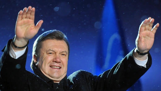 Viktor Yanukovich waves to supporters