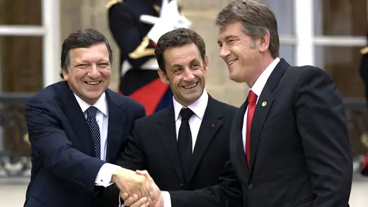 European Commission President Jose-Manuel Barroso, French President Nicolas Sarkozy, and Ukrainian President Viktor Yushchenko shake hands