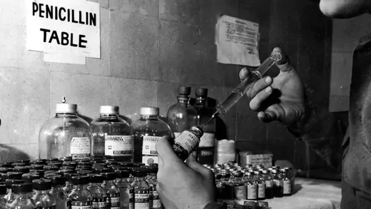 Una mesa de penicilina en un hospital de evacuación estadounidense en Luxemburgo en 1945.