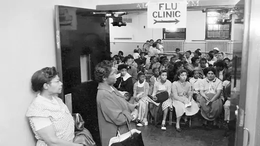 Las personas que temen haber contraído la gripe asiática esperan en una clínica de salud en el barrio Harlem de la ciudad de Nueva York en octubre de 1957.