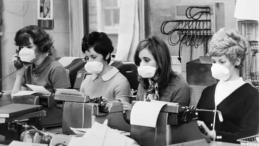 Los trabajadores de oficina en Londres usan máscaras para tratar de evitar contraer la gripe en diciembre de 1969.