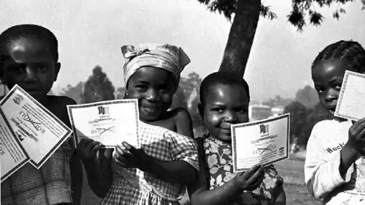 Los niños se quedaron con sus certificados de vacunación contra la viruela en Camerún en enero de 1975.
