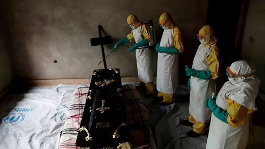 Un trabajador de la salud rocía una habitación durante el funeral de una presunta víctima del ébola en Beni, República Democrática del Congo, en diciembre de 2018.