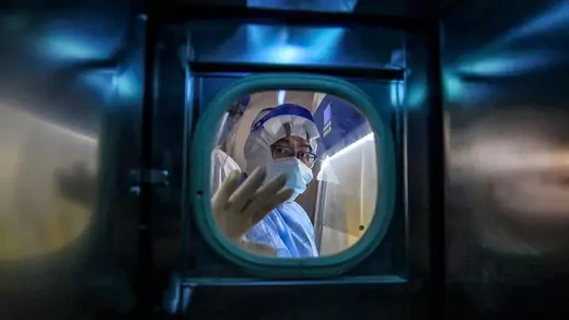 Un trabajador médico se encuentra dentro de una sala de aislamiento en un hospital en Wuhan, China, en marzo de 2020.