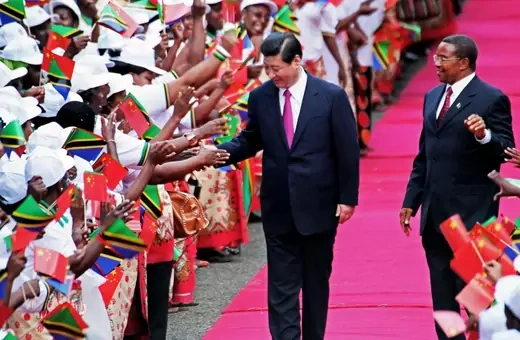 Chinese president Xi Jinping greets crowd alongside Tanzanian President Jakaya Mrisho Kikwete
