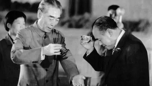 Japanese Prime Minister Kakuei Tanaka and Chinese Premier Zhou Enlai toast to reconciliation on September 28, 1972.