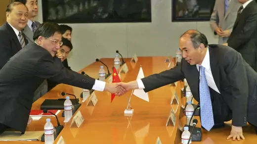 Former Chinese Foreign Ministry's Director of the Asian Affairs Department Hu Zhengyue shakes hands with Kenichiro Sasae, former head of the Foreign Ministry's Asian and Oceanian Affairs Bureau in 2007.