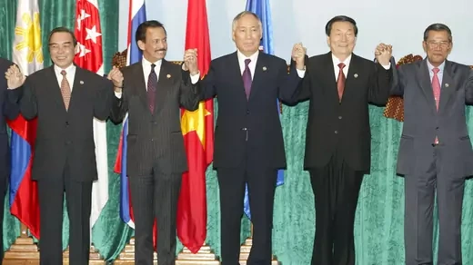 Leaders from Southeast Asian nations and their dialogue partners ahead of the ASEAN+3 meeting, November 4, 2002.