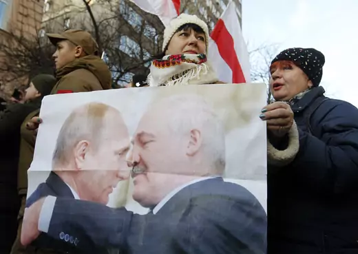 Protesters oppose the integration of Belarus and Russia and consider that sign a new agreement of deepening integration can lead to Belarus losing its independence. Presidents of Russia and Belarus, Vladimir Putin and Alexander Lukashenko meet and talk about road maps for the integration of the two countries taking place in Russia.