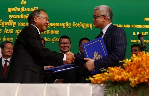 Chairman of the KrisEnergy Group Tan Ek Kia (L) shakes hands with Cambodian Minister of Economy and Finance Aun Pornmoniroth during a signing ceremony in Phnom Penh, Cambodia on August 23, 2017.