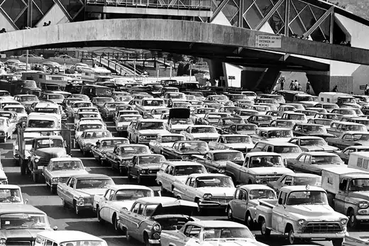 Photo showing a traffic jam at the U.S. - Mexico border.