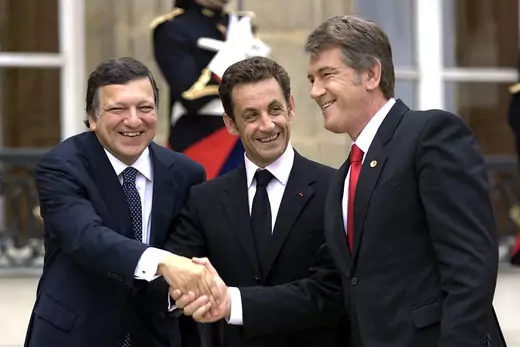  President Jose-Manuel Barroso, French President Nicolas Sarkozy, and Ukrainian President Viktor Yushchenko shake hands and smile.