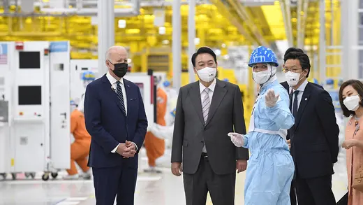 Biden and Yoon wear face masks in a Samsung factory. 