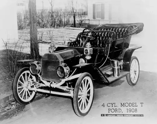 Photo of a Ford Model T car in 1908.