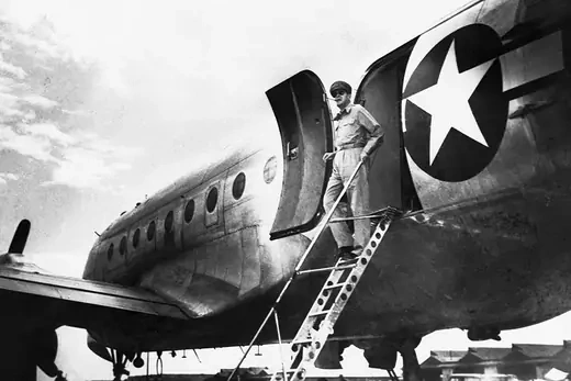 General Douglas MacArthur steps off an airplane at Atsugi Air Base. 