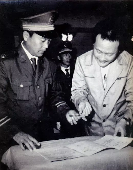 Chinese dissident Wei Jingsheng signs a release document in 1993. 