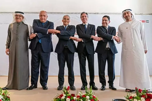Foreign ministers of Bahrain, Egypt, Israel, the United States, Morocco, and the United Arab Emirates all shaking hands.