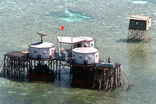 An April 1995 aerial photo shows a manned outpost equipped with a Chinese-built satellite dish in Mischief Reef.