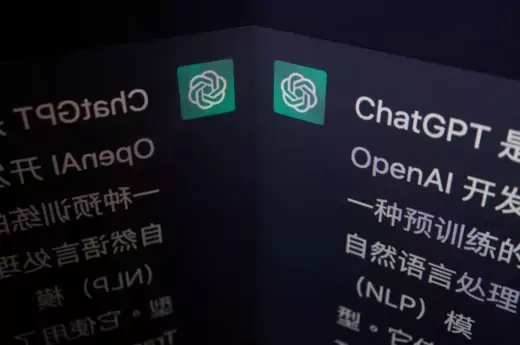 A computer screen displays a ChatGPT chat box with Chinese text.