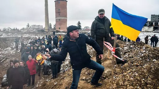 ukrainians train to throw molotov cocktails