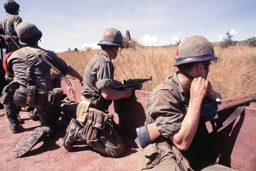 Moroccan soldiers take up positions in Zaire in 1977