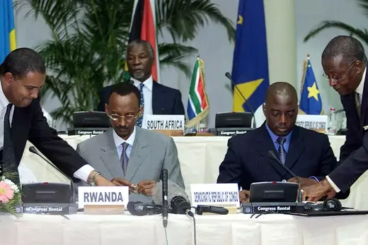 Rwandan President Paul Kagame and DRC President Joseph Kabila sign the Pretoria peace deal.