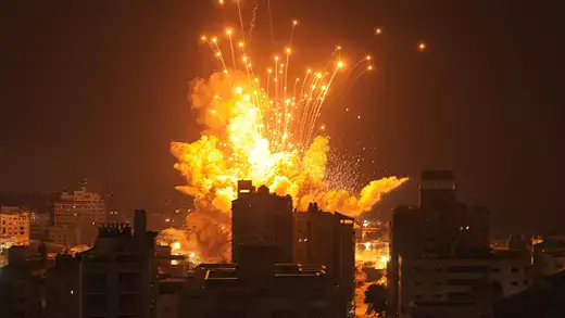 Un missile explose dans la ville de Gaza lors d'une frappe aérienne israélienne.