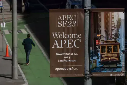 A brown sign as viewed welcoming APEC leaders to San Francisco. 