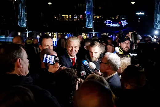 Partij voor de Vrijheid (PVV)-leider Geert Wilders spreekt de pers toe na zijn overwinning bij de verkiezingen van november 2023. 