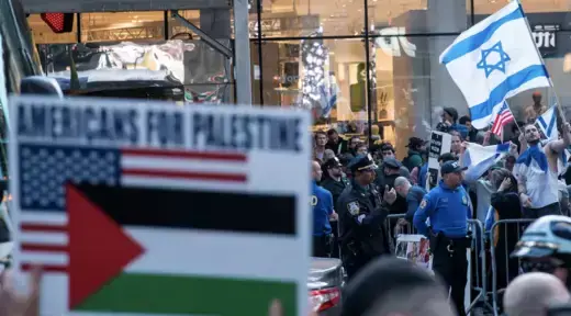 Pro-Israel and pro-Palestine protestors in New York City. 