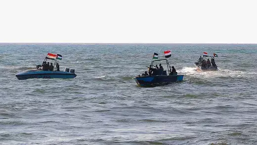 3 boats of the Yemeni Coast Guard affiliated with the Houthi group patrol the Red sea while displaying Yemeni and Palestinian flags.