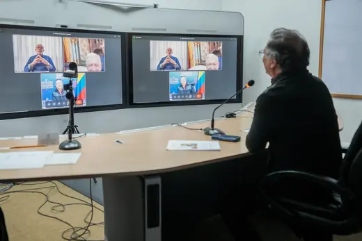 Photo of Colombian President Gustavo Petro on a call with his counterparts in Brazil and Mexico.