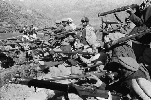 Các chiến binh Mujahideen tạo dáng với vũ khí của họ ở vùng núi Afghanistan năm 1979.