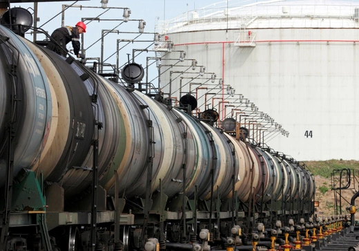 Un trabajador controla el nivel de carga de un vagón cisterna en la terminal petrolera de Rosneft en Arkhangelsk, Rusia. Serguéi Karpukhin/Reuters