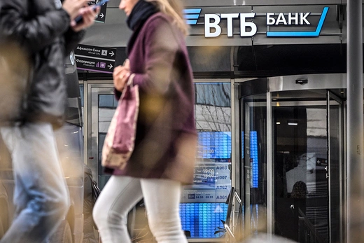 People walk past a branch of Russian VTB bank in Moscow on April 5, 2023. - Russia's second-largest bank, VTB, reported a huge loss amounting to $7.7 billion in 2022 after it was hit hard by Western sanctions over Moscow's offensive in Ukraine.