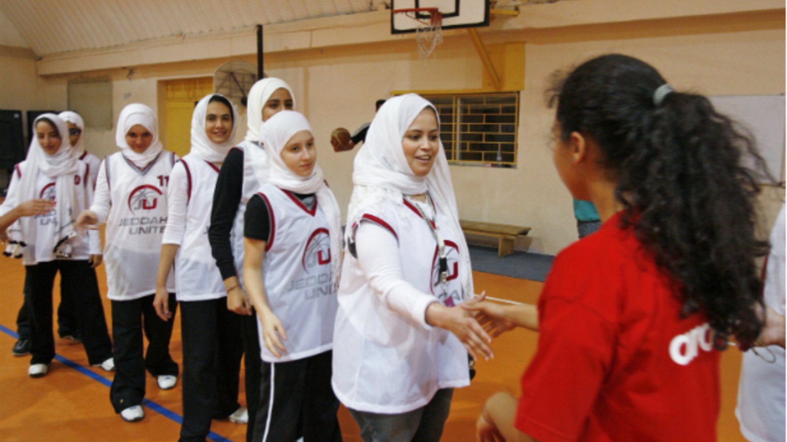 Саудовская аравия дети. Спортивная форма для мусульманок. Саудовская Аравия школа. Мусульманская Школьная форма для девочек. Школы в арабских Эмиратах.