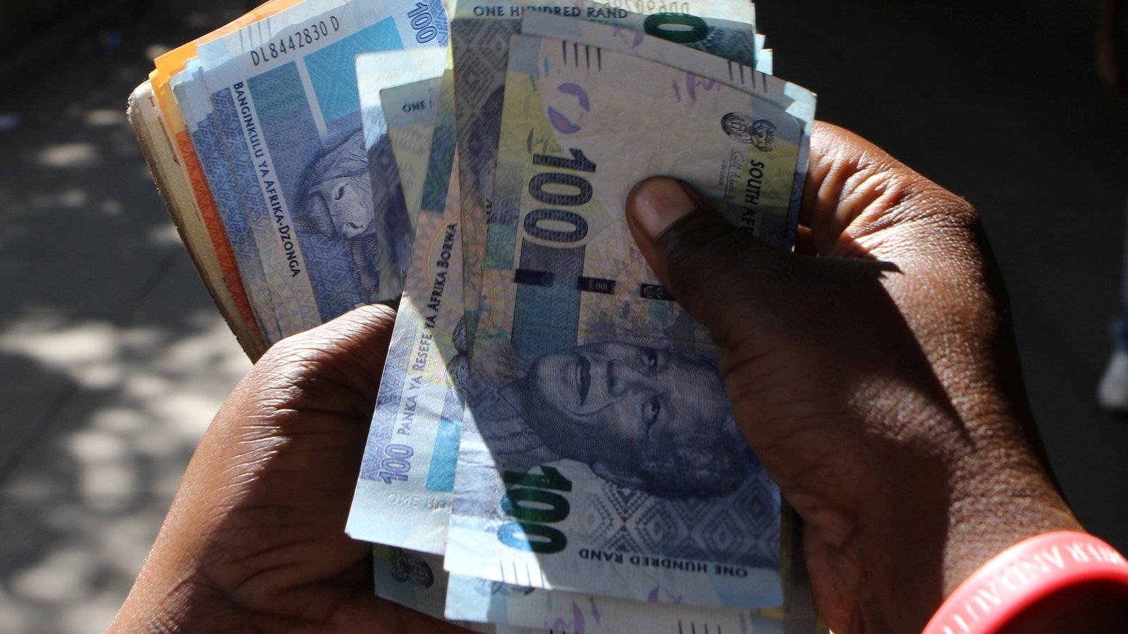 new-report-shines-spotlight-on-corruption-in-zimbabwe