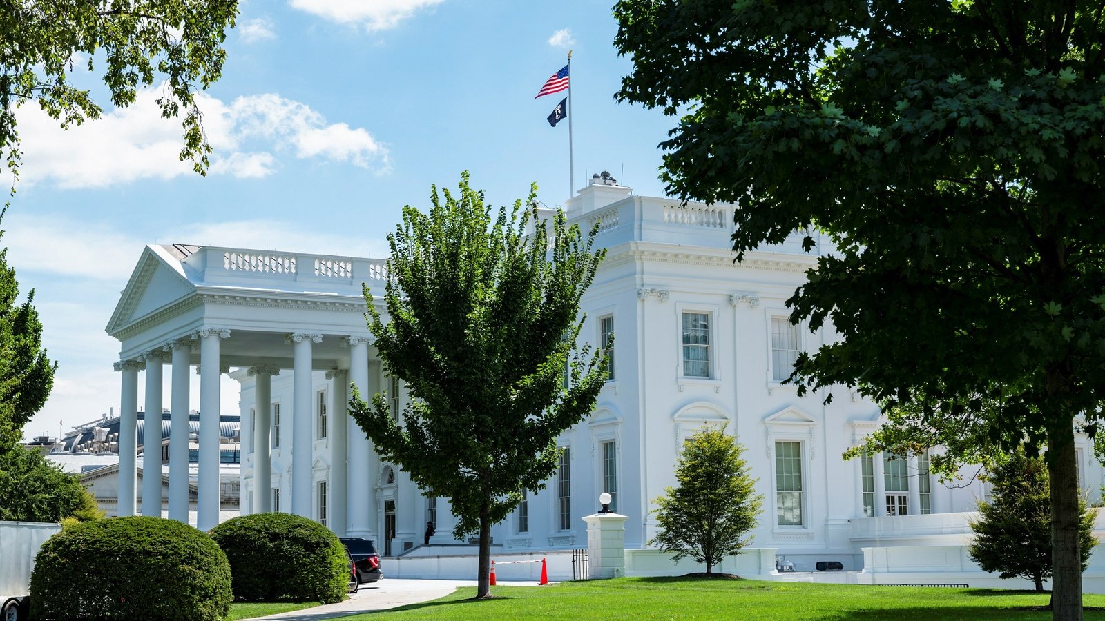 State purchases. Горящий белый дом США. North Lawn of the White House.