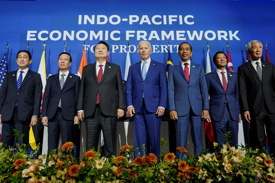 U.S. President Joe Biden, South Korea's President Yoon Suk Yeol, Japan's Prime Minister Fumio Kishida, Indonesian President Joko Widodo, Singapore Prime Minister Lee Hsien Loong, Vietnam President Vo Van Thuong and Philippines' President Bongbong Marcos take part in a family photo during an Indo-Pacific Economic Framework event at the Asia-Pacific Economic Cooperation (APEC) summit in San Francisco, California, U.S., November 16, 2023. REUTERS/Kevin Lamarque