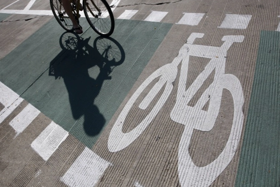 A cyclist bikes along the Kinzie Protected Bike Lane in Chicago (Courtesy Reuters/Jim Young).